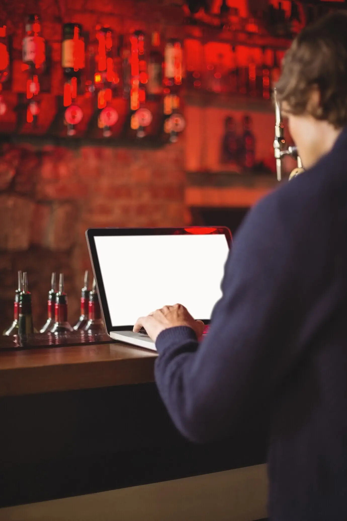 Mężczyzna korzystający z laptopa